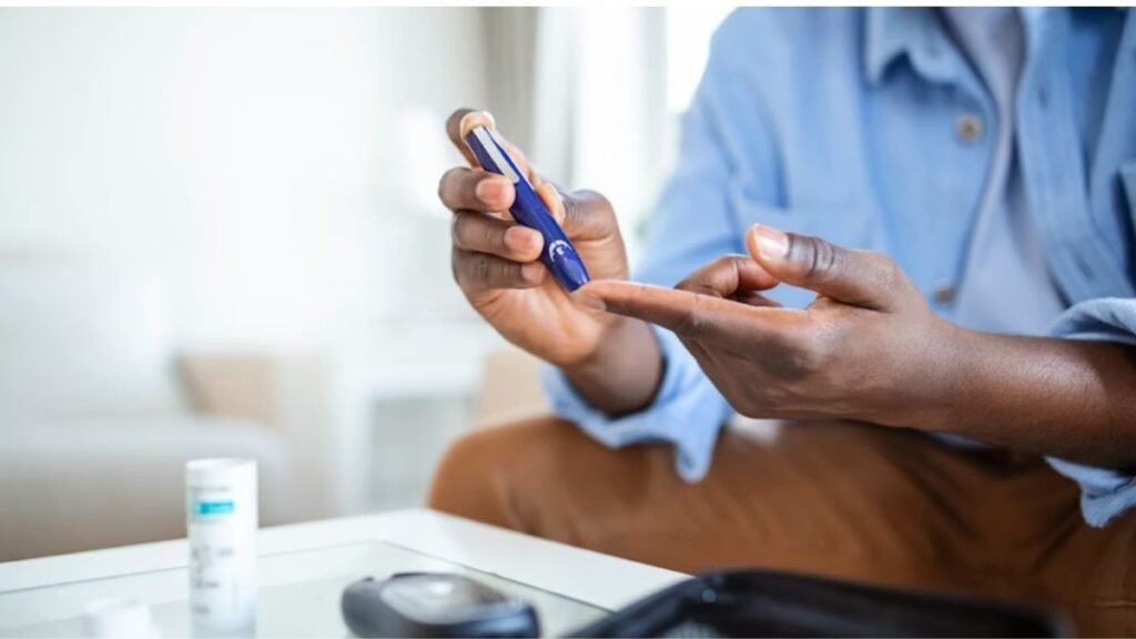 Pessoa coletando amostra de sangue